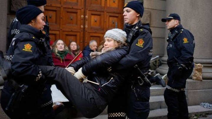 Полицейские на руках унесли Грету Тунберг с акции протеста в Осло Полицейские на руках унесли Грету Тунберг с акции протеста в Осло