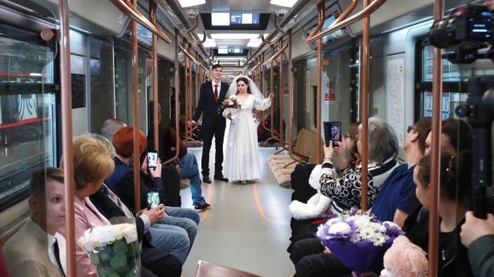 Впервые в истории свадьбу сыграли в движущемся поезде метро Впервые в истории свадьбу сыграли в движущемся поезде метро