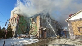 Крупный пожар в ресторанно-гостиничном комплексе локализован Крупный пожар в ресторанно-гостиничном комплексе локализован
