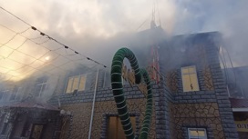 Крупный пожар в ресторанно-гостиничном комплексе локализован Крупный пожар в ресторанно-гостиничном комплексе локализован