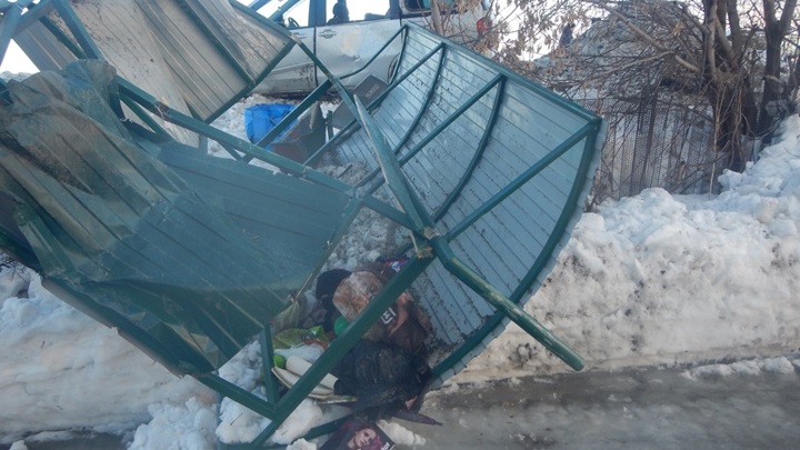 Мужчина погиб после того, как в остановку врезался нетрезвый водитель Мужчина погиб после того, как в остановку врезался нетрезвый водитель