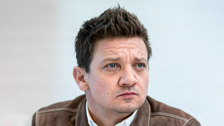 Джереми Реннер вернулся в больницу, чтобы поблагодарить спасших его врачей Джереми Реннер вернулся в больницу, чтобы поблагодарить спасших его врачей