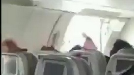Пассажир распахнул дверь аэробуса в полете Пассажир распахнул дверь аэробуса в полете