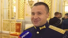 Выпускник военного учебного заведения подарил Путину счастливые часы Выпускник военного учебного заведения подарил Путину счастливые часы