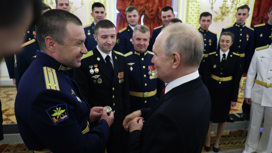 Выпускник военного учебного заведения подарил Путину счастливые часы Выпускник военного учебного заведения подарил Путину счастливые часы