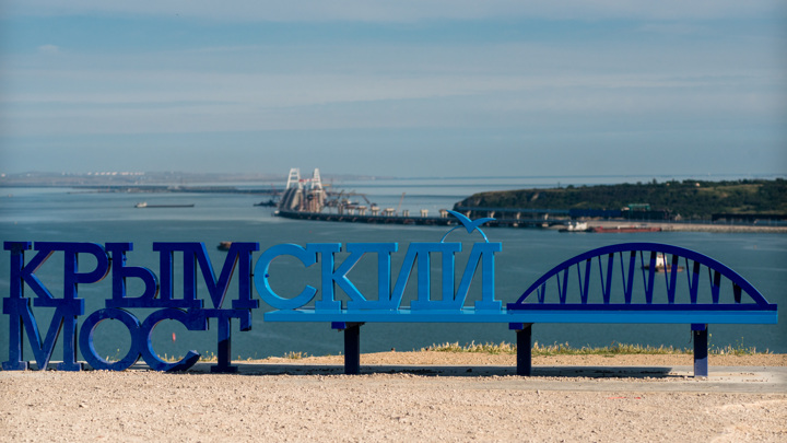 Десантные корабли начали перевозку машин на паромной переправе в Крыму Десантные корабли начали перевозку машин на паромной переправе в Крыму