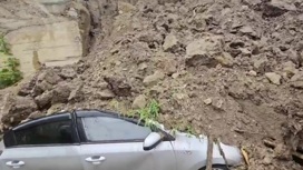 Обрушившаяся стена завалила машины и повредила газовую трубу Обрушившаяся стена завалила машины и повредила газовую трубу