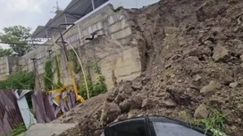 Обрушившаяся стена завалила машины и повредила газовую трубу Обрушившаяся стена завалила машины и повредила газовую трубу