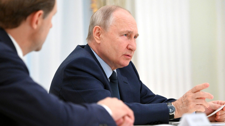 Владимир Путин поздравил спортсменов и физкультурников страны Владимир Путин поздравил спортсменов и физкультурников страны
