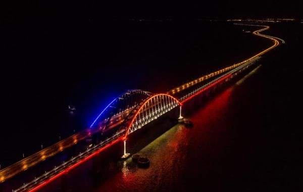 ВСУ пытались атаковать Крымский мост тремя морскими беспилотниками ВСУ пытались атаковать Крымский мост тремя морскими беспилотниками