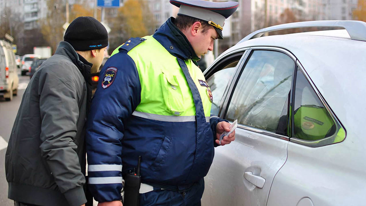 ГИБДД разрешила выпивать водителям рядом с припаркованным автомобилем ГИБДД разрешила выпивать водителям рядом с припаркованным автомобилем