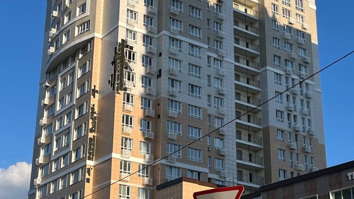 После падения дрона в центре Ростова-на-Дону повреждены фасады и выбиты окна зданий После падения дрона в центре Ростова-на-Дону повреждены фасады и выбиты окна зданий