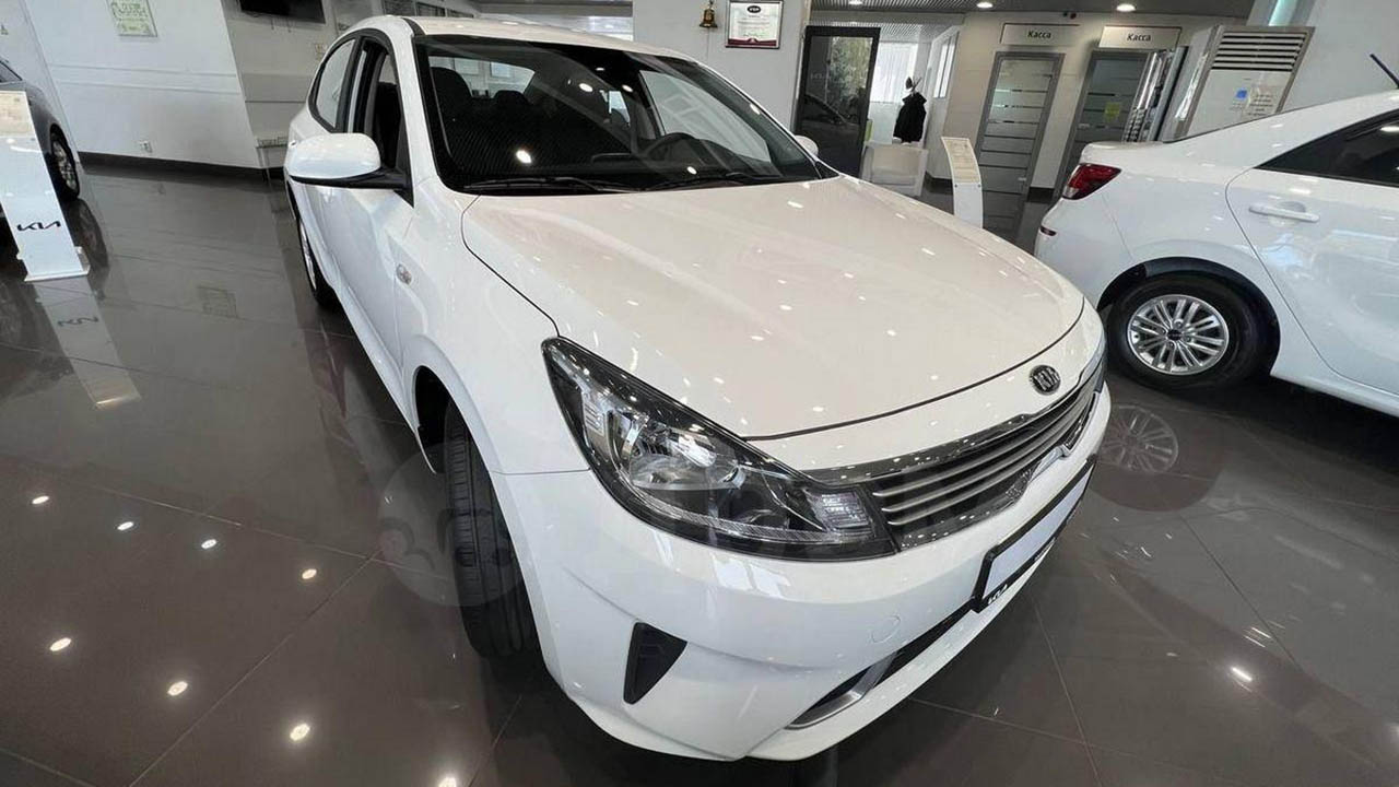 В Россию привезли самый удешевленный седан Kia Forte на замену Lada Vesta В Россию привезли самый удешевленный седан Kia Forte на замену Lada Vesta