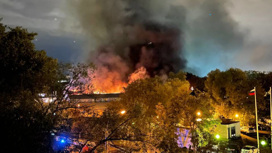Больше 90 пожарных тушат горящий склад в Москве Больше 90 пожарных тушат горящий склад в Москве