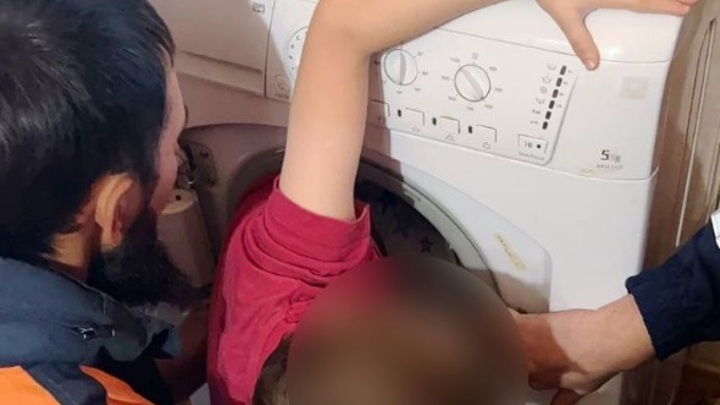 Застрявшего в стиральной машине малыша извлекли спасатели Застрявшего в стиральной машине малыша извлекли спасатели