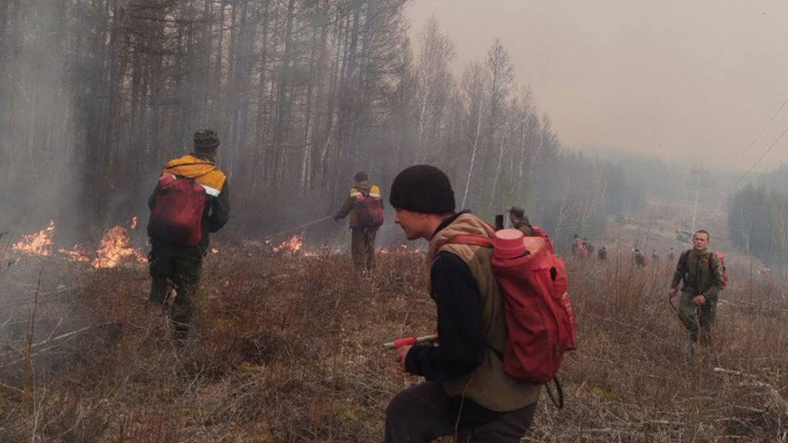 В Бурятии огнеборцы защищают населенный пункт от лесного пожара В Бурятии огнеборцы защищают населенный пункт от лесного пожара