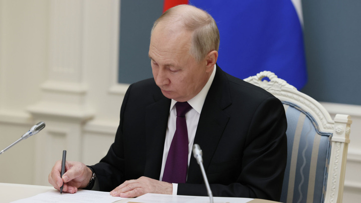 Путин подписал закон о контроле и запрете розничной продажи метанола Путин подписал закон о контроле и запрете розничной продажи метанола