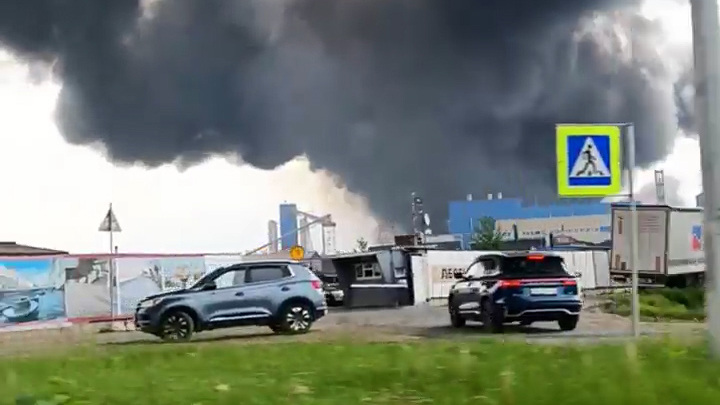 Завод порошковых красок загорелся под Петербургом Завод порошковых красок загорелся под Петербургом