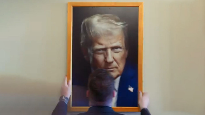 Белый дом обнародовал новый официальный портрет Трампа Белый дом обнародовал новый официальный портрет Трампа