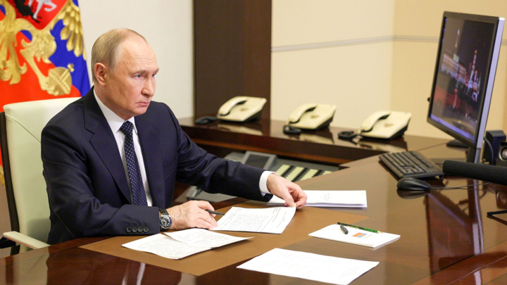 Путин поручил Григоренко уделять больше внимания поддержке интернета в России Путин поручил Григоренко уделять больше внимания поддержке интернета в России