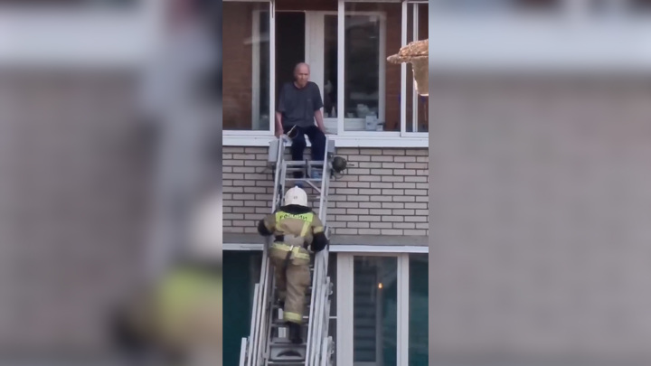 Пожарные спасли дедушку, сидевшего на карнизе многоэтажки в Пермском крае Пожарные спасли дедушку, сидевшего на карнизе многоэтажки в Пермском крае