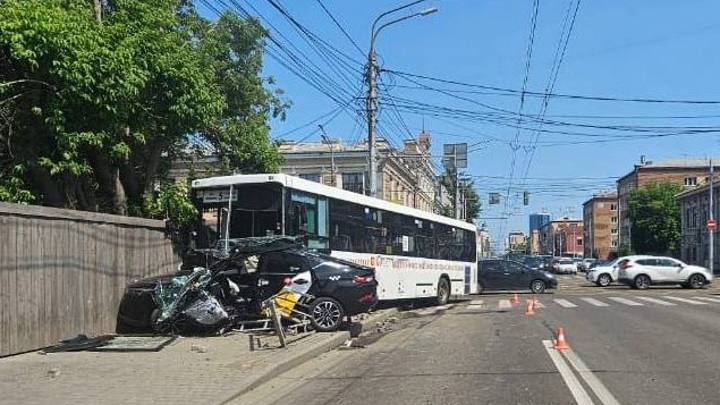 В Красноярске водитель и пассажирка автобуса пострадали в ДТП В Красноярске водитель и пассажирка автобуса пострадали в ДТП