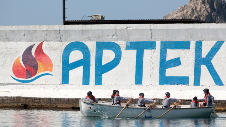 Путин: «Артек» остается одним из главных символов счастливого детства Путин: «Артек» остается одним из главных символов счастливого детства