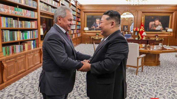 Шойгу передал лидеру КНДР послание Путина о ситуации в мире Шойгу передал лидеру КНДР послание Путина о ситуации в мире