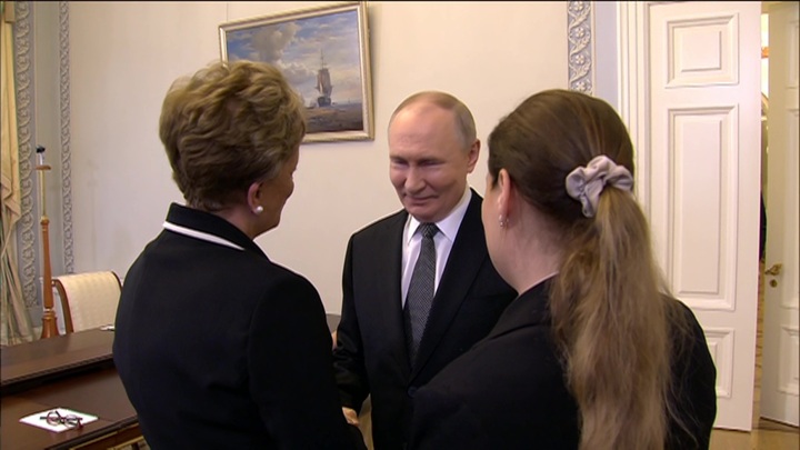 Путин поздравил Роуссефф с переизбранием на должность главы банка БРИКС Путин поздравил Роуссефф с переизбранием на должность главы банка БРИКС