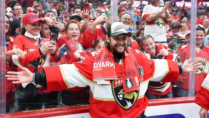 IIHF столкнулась с критикой из-за русофобского поступка и «переобулась» IIHF столкнулась с критикой из-за русофобского поступка и «переобулась»
