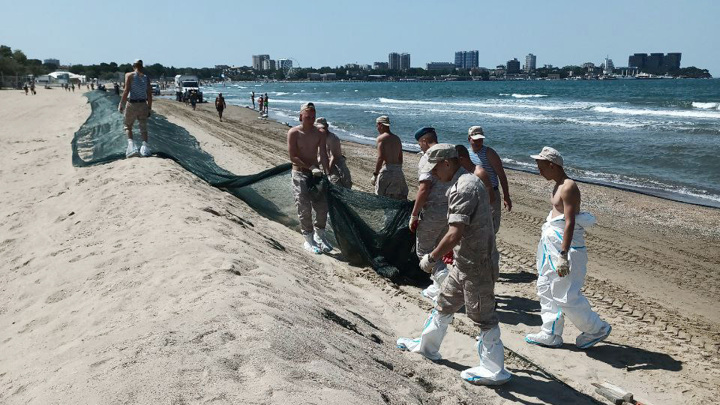 На побережье Анапы зафиксированы новые мелкие выбросы мазута На побережье Анапы зафиксированы новые мелкие выбросы мазута