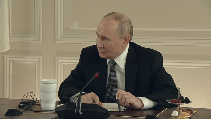 Песков: Путин встретился с иностранным бизнесом на ПМЭФ, но это не афишируется Песков: Путин встретился с иностранным бизнесом на ПМЭФ, но это не афишируется