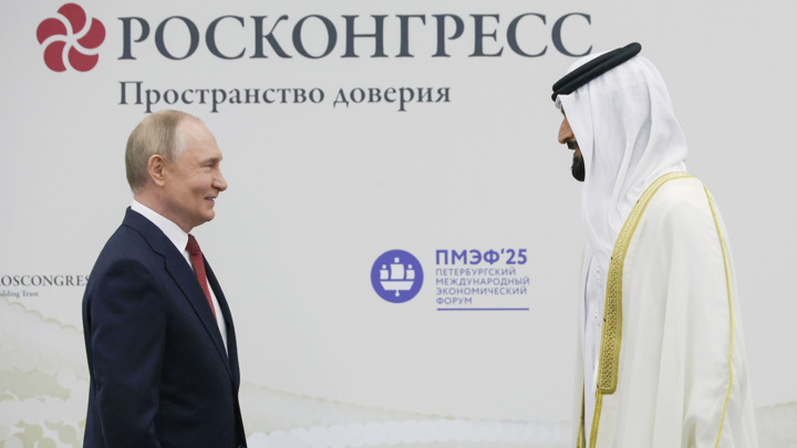 Путин перед заседанием ПМЭФ провел встречу с советником короля Бахрейна Путин перед заседанием ПМЭФ провел встречу с советником короля Бахрейна