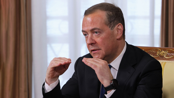 Медведев: на провокацию с «грязной» бомбой РФ ответит чистой ядерной Медведев: на провокацию с «грязной» бомбой РФ ответит чистой ядерной