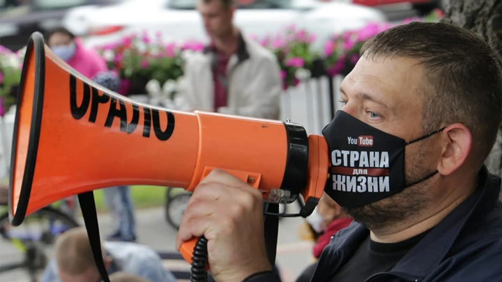 Освобожденный белорусский оппозиционер Тихановский уехал в Литву Освобожденный белорусский оппозиционер Тихановский уехал в Литву