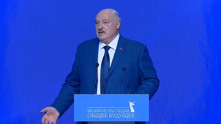 Лукашенко призвал белорусов хранить память о Великой Отечественной войне Лукашенко призвал белорусов хранить память о Великой Отечественной войне