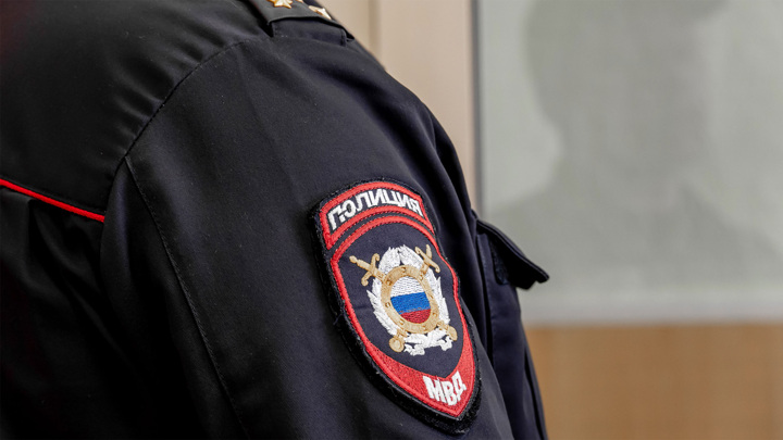 В Петербурге пьяная пассажирка разбила стекло в автобусе, пострадал водитель В Петербурге пьяная пассажирка разбила стекло в автобусе, пострадал водитель