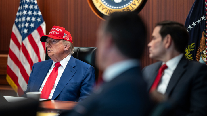 Белый дом опубликовал фотографии Трампа, наблюдающего за атакой США на Иран Белый дом опубликовал фотографии Трампа, наблюдающего за атакой США на Иран