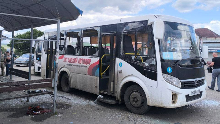 В ЛНР украинский дрон атаковал автобусную остановку, 3 человека ранены В ЛНР украинский дрон атаковал автобусную остановку, 3 человека ранены