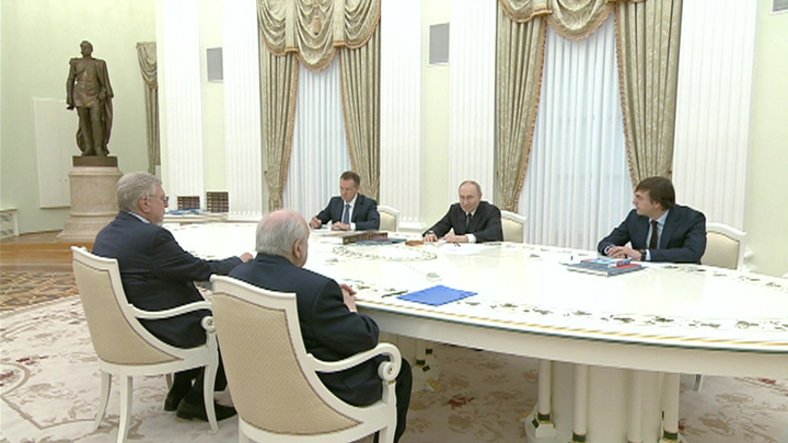 Путин провел встречу с авторами и редакторами учебников по истории России Путин провел встречу с авторами и редакторами учебников по истории России