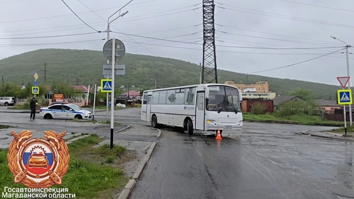 В Магадане автобус сбил женщину и двух детей на пешеходном переходе В Магадане автобус сбил женщину и двух детей на пешеходном переходе