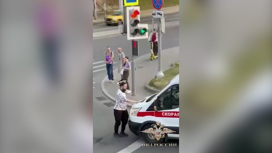В центре Москвы мужчина разбил бутылку о скорую помощь и напал на водителя В центре Москвы мужчина разбил бутылку о скорую помощь и напал на водителя