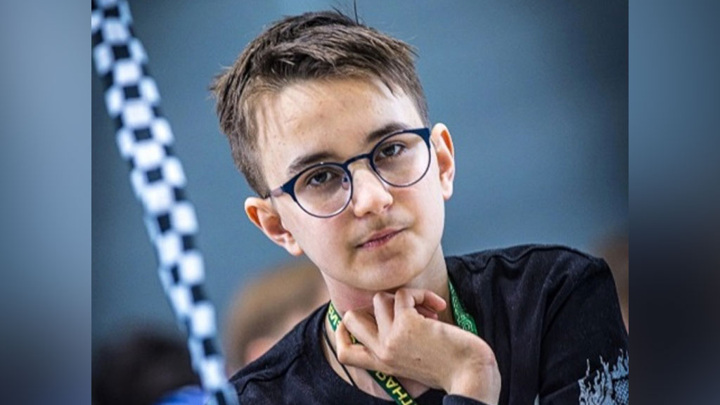 Карлсен проиграл 15-летнему шахматисту Максиму Иванникову на онлайн-турнире Карлсен проиграл 15-летнему шахматисту Максиму Иванникову на онлайн-турнире