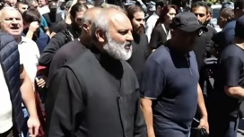 В Армении задержали архиепископа Галстаняна, обвинив в планах захватить власть В Армении задержали архиепископа Галстаняна, обвинив в планах захватить власть