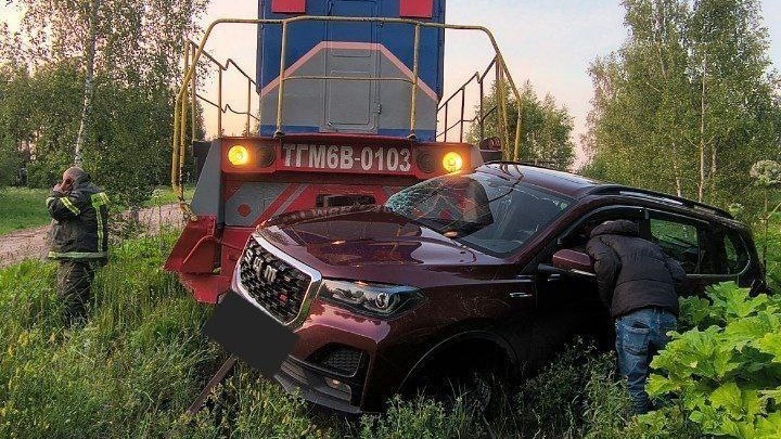 В Раменском округе Подмосковья кроссовер попал под поезд В Раменском округе Подмосковья кроссовер попал под поезд