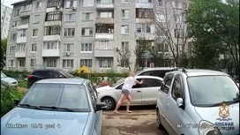 В Омске босой прохожий в трусах угнал незапертый «Фольксваген» и попал на видео В Омске босой прохожий в трусах угнал незапертый «Фольксваген» и попал на видео