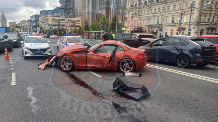 Появились кадры с места массового ДТП на Тверской улице в центре Москвы Появились кадры с места массового ДТП на Тверской улице в центре Москвы