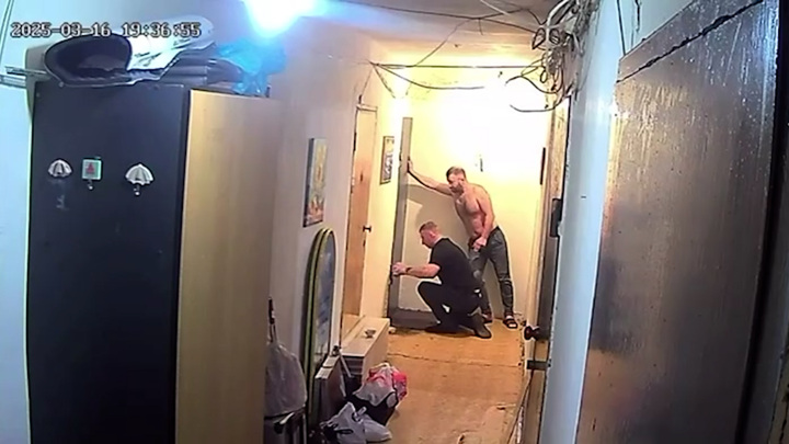 На видео попал подрыв двери квартиры жителя Приморья, громко слушавшего музыку На видео попал подрыв двери квартиры жителя Приморья, громко слушавшего музыку