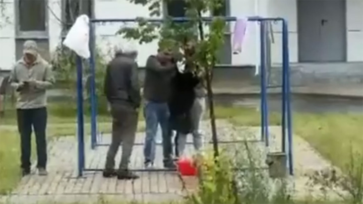 Одного из освежевавших барана в Москве мигрантов депортировали из России Одного из освежевавших барана в Москве мигрантов депортировали из России