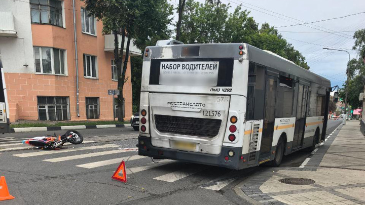 Юноша на питбайке устроил смертельное ДТП с автобусом в Подмосковье Юноша на питбайке устроил смертельное ДТП с автобусом в Подмосковье
